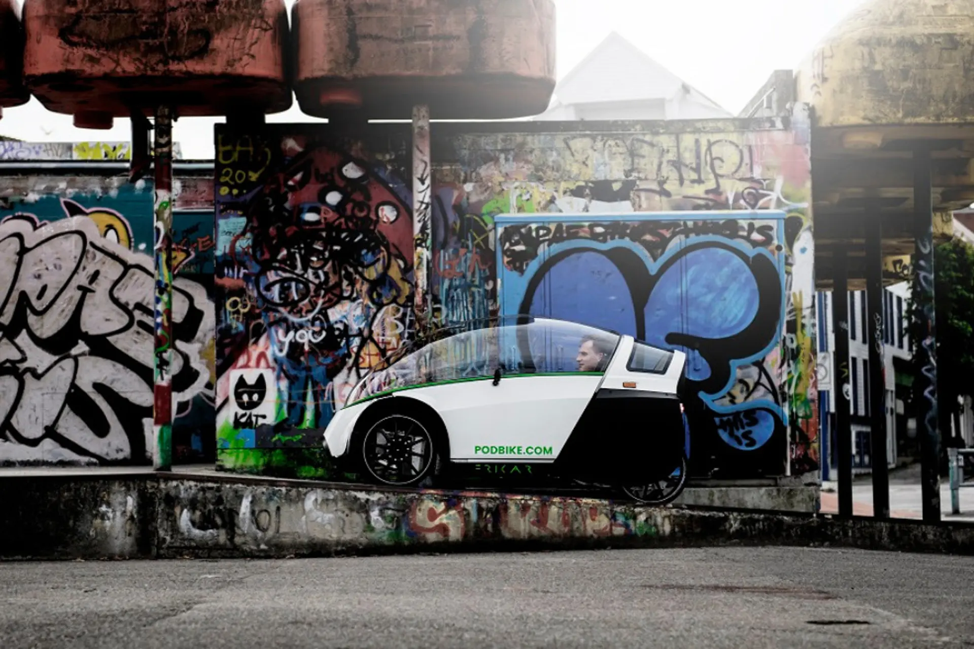 Frikar юридически считается электровелосипедом в большинстве стран Европы, поэтому для него не требуются права или регистрация.