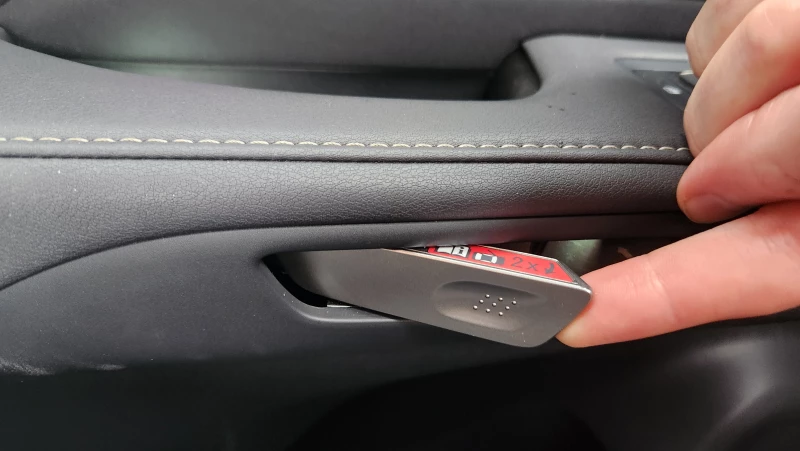 При нажатии на ручку комбинированной защелки на современных автомобилях Lexus происходит электронное открывание защелки. При нажатии на ручку, как показано на рисунке, она действует как физическая ручка, тянущая за трос, чтобы вручную открыть защелку.