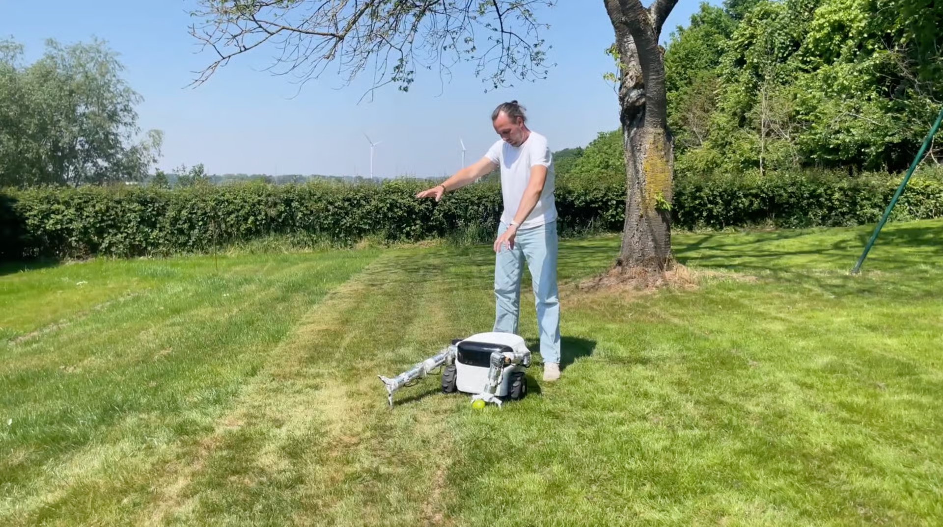 Пользователь показывает Willow X, как выполнить задачу, которую робот будет имитировать. Повторите еще несколько раз, и он сможет выполнять ее автономно.