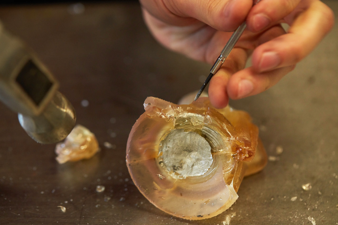 Форма разбивается легкими постукиваниями