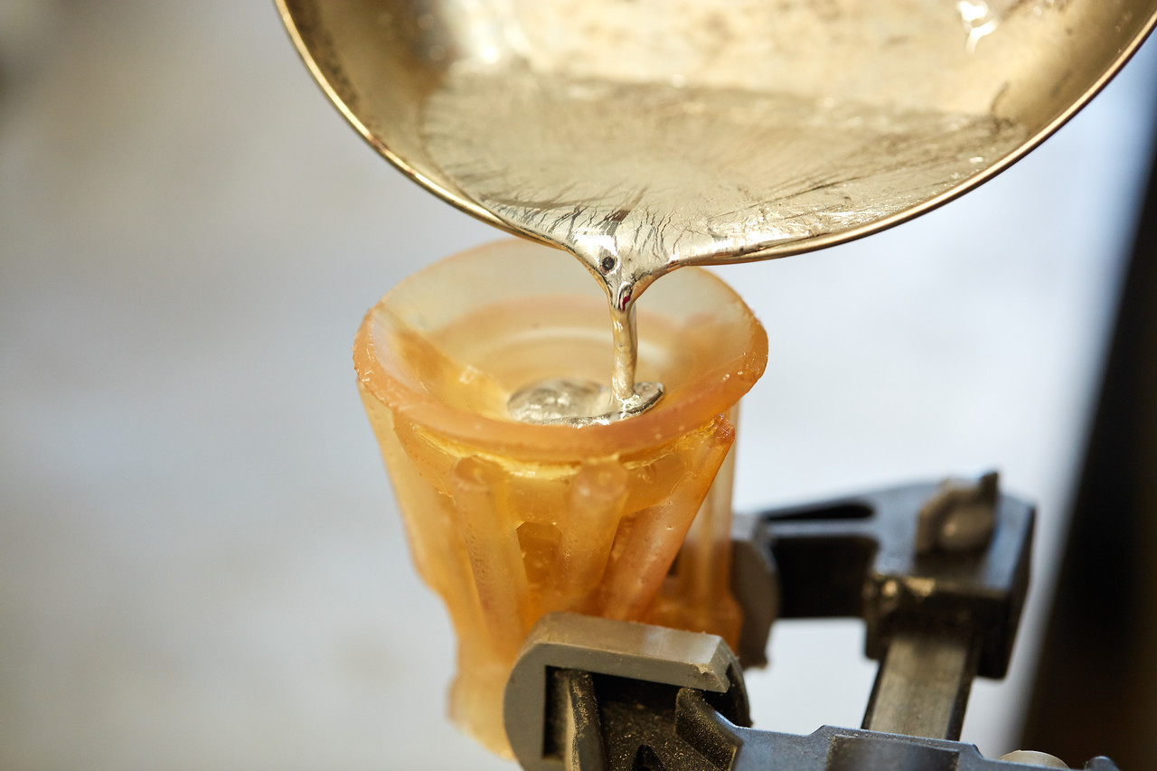 Осторожно вылейте расплавленное олово форму одним непрерывным движением