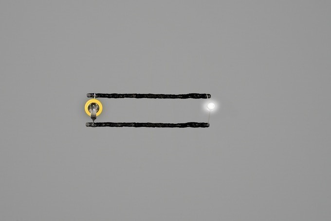 Electric Paint, изготовленной на водной основе, можно рисовать кнопки и схемы, использовать ее в качестве проводящего клея на бумаге, пластике, текстиле