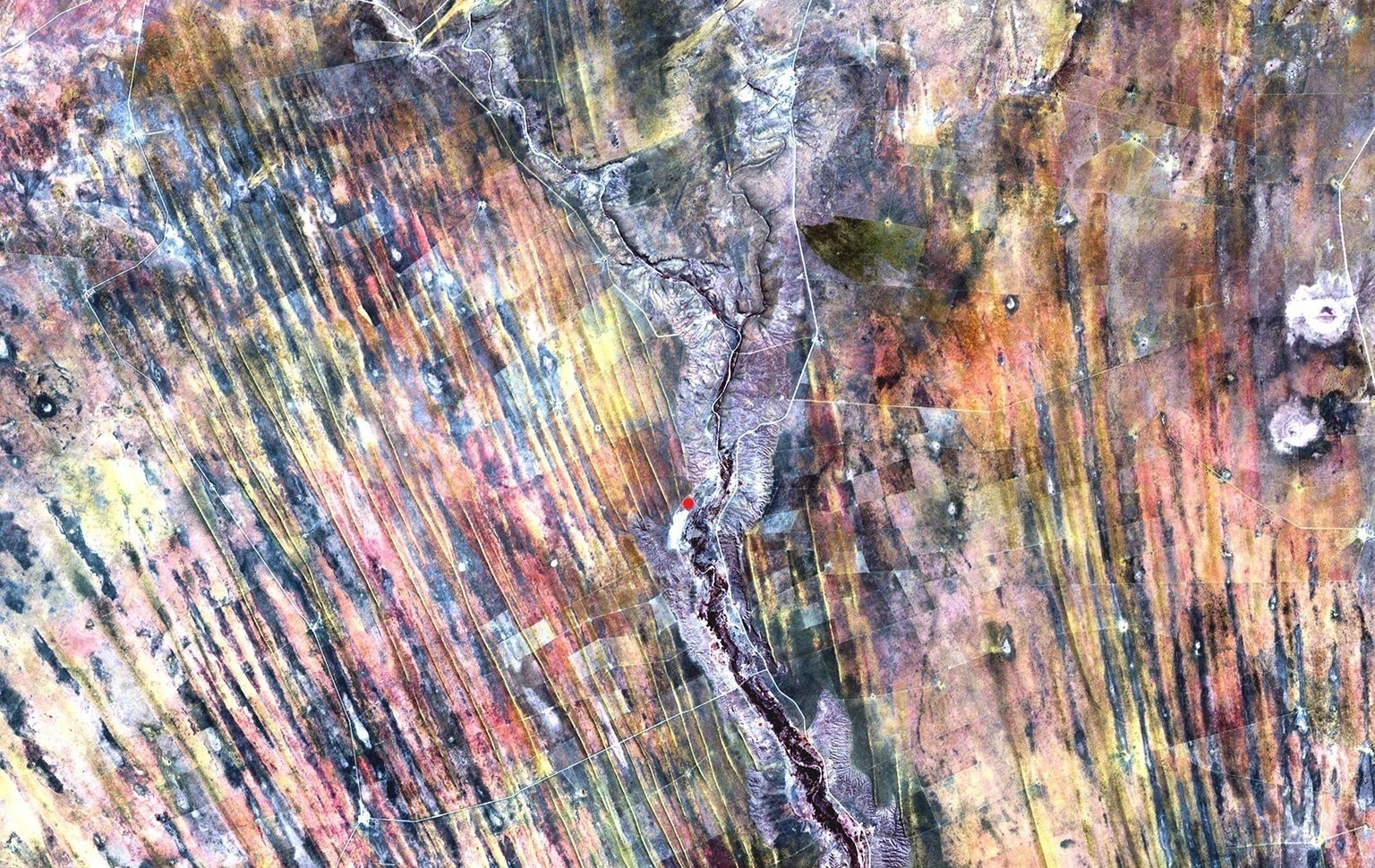 Пустыня Калахари в Намибии, песчаные дюны захватывают некогда плодородные земли на севере страны. Одинокая красная точка в центре — это оросительная система последней фермы.