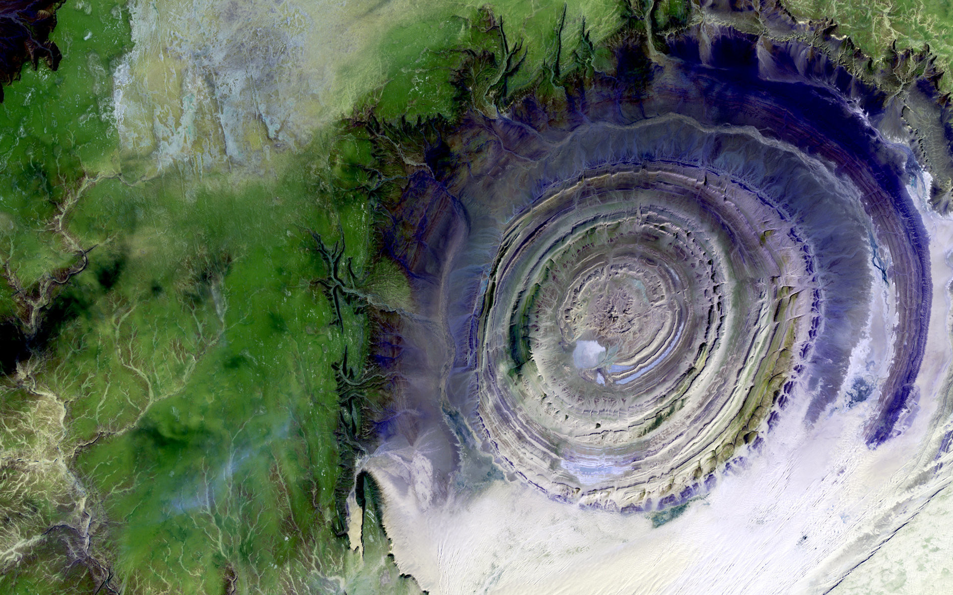 Структура Рихата, также известная как «Око Сахары» в Мавритании. Как уточняют в NASA, она образовалась, когда вулканический купол затвердел и постепенно разрушился.