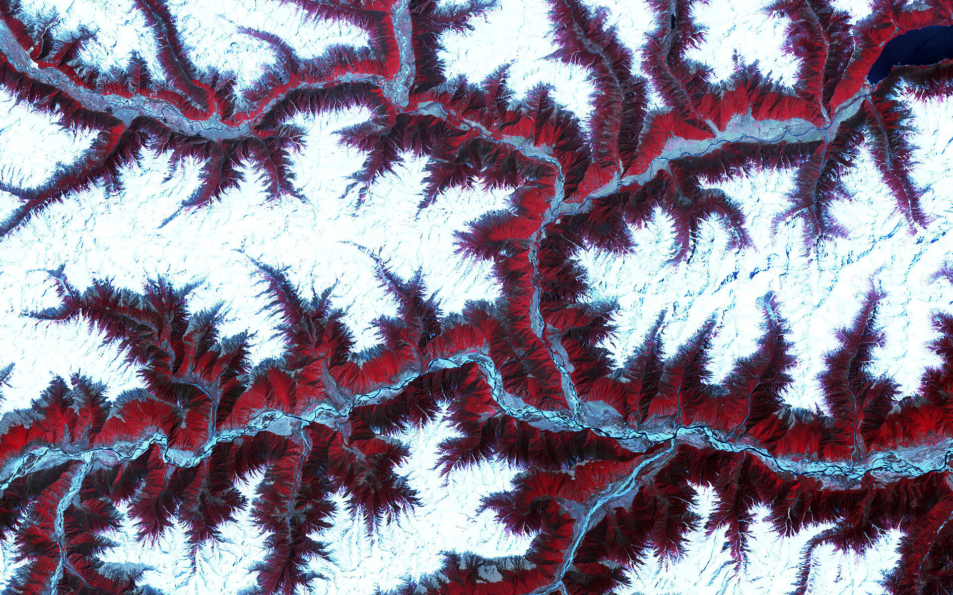 Заснеженные вершины и хребты Гималаев между крупными реками на юго-западе Китая.