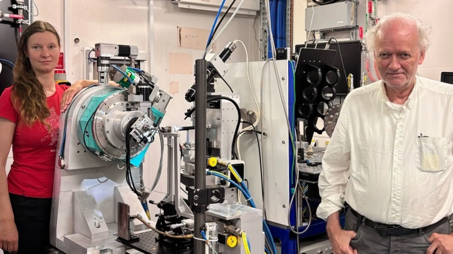 Барбара Пацакова и Йон Отто Фоссум являются частью международной исследовательской группы, которая пришла к очень интересным результатам, которые могут помочь нам на пути к новым технологиям. Эти фотографии из SNBL-ESRF Гренобль Франция.