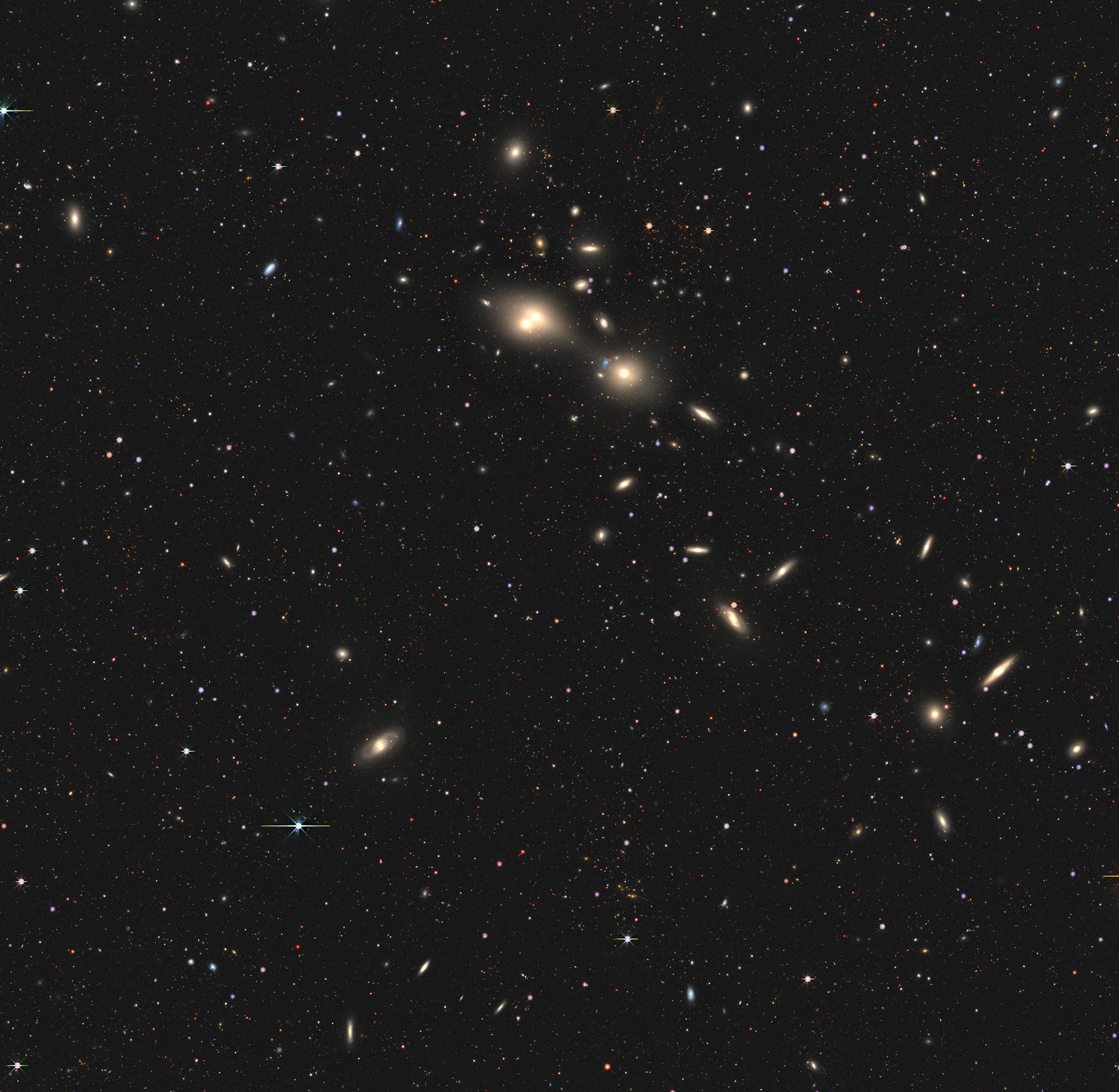 Этот широкоугольный вид показывает область неба вокруг пары взаимодействующих галактик, прозванную «космическим поединком», в котором одна из них пронзает другую интенсивным излучением.