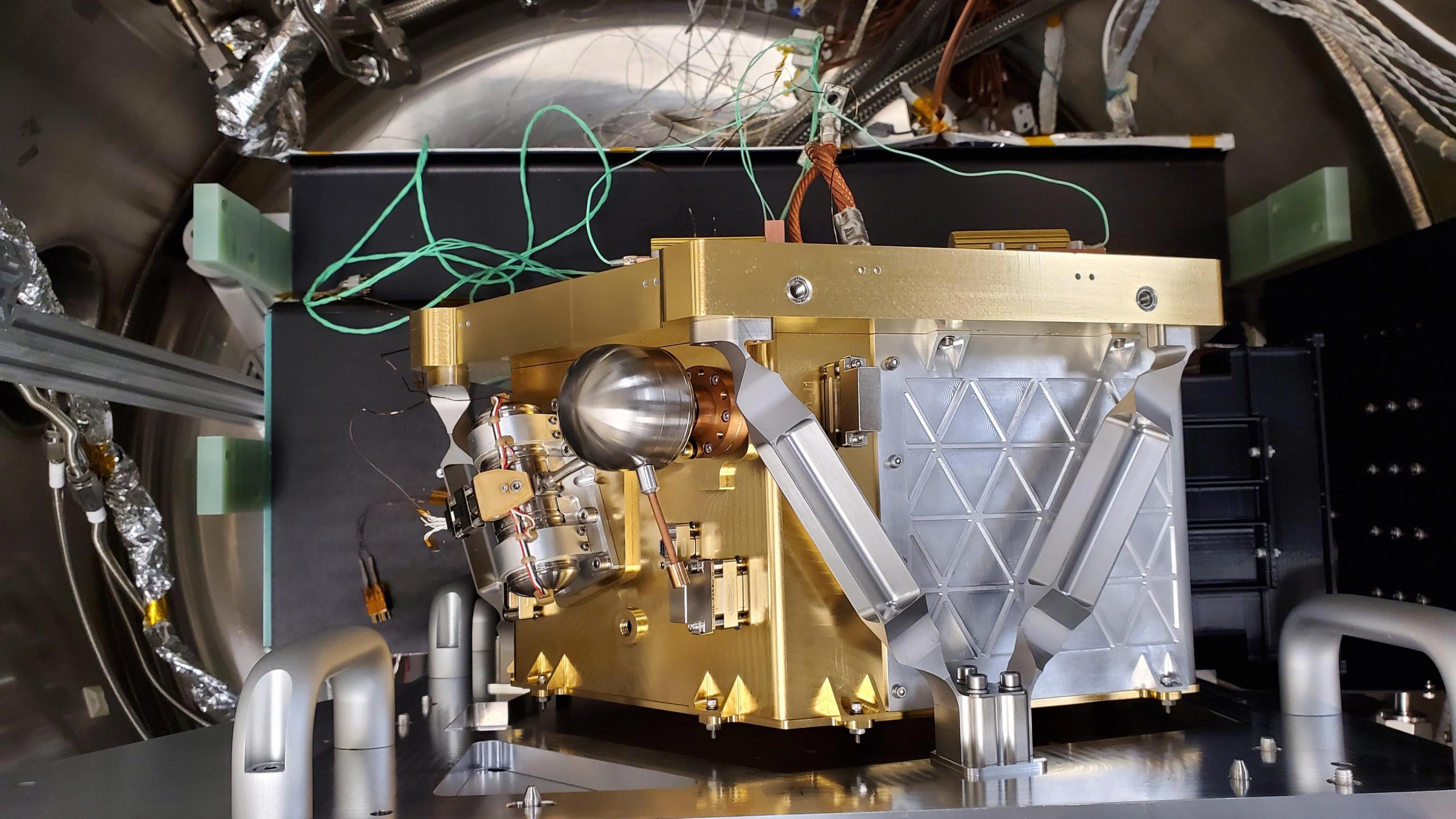 На фотографии изображен высокоточный картограф летучих веществ и минералов Луны (HVM3) — один из двух приборов, которые будут установлены на борту аппарата NASA Lunar Trailblazer.