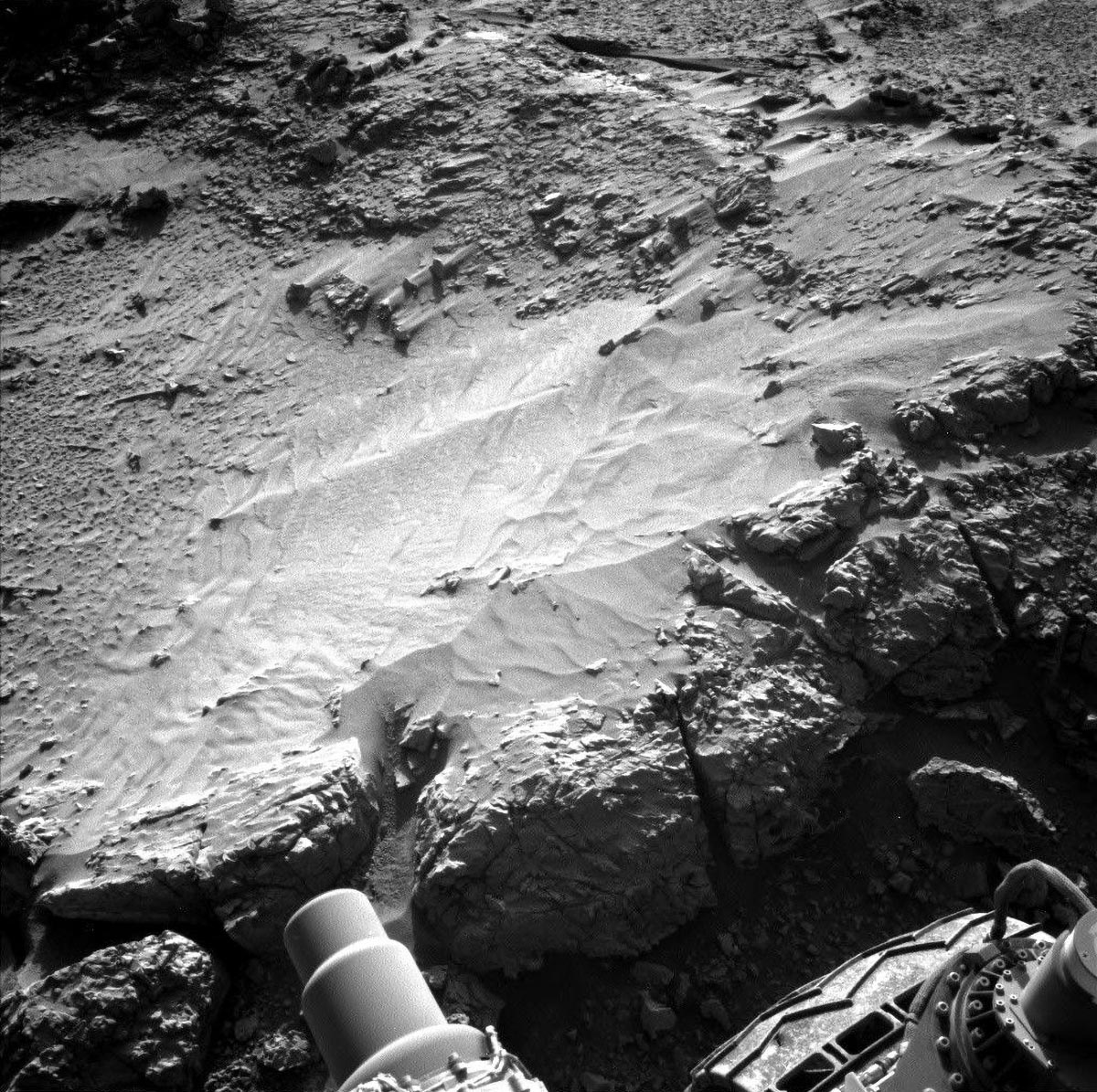 Марсоход Curiosity НАСА получил это изображение с помощью своей левой навигационной камеры 14 мая 2025 года — 4539-й сол, или 4539-й марсианский день миссии Mars Science Laboratory — в 00:57:26 UTC.