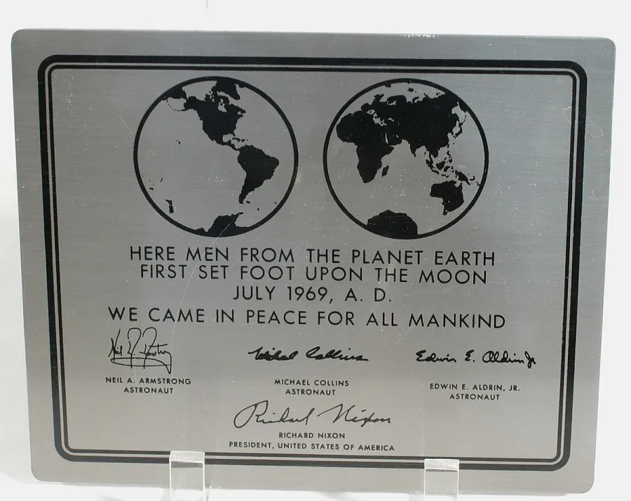 Памятная табличка на лунном модуле «Аполлона-11». Источник: Смитсоновский национальный музей авиации и космонавтики.