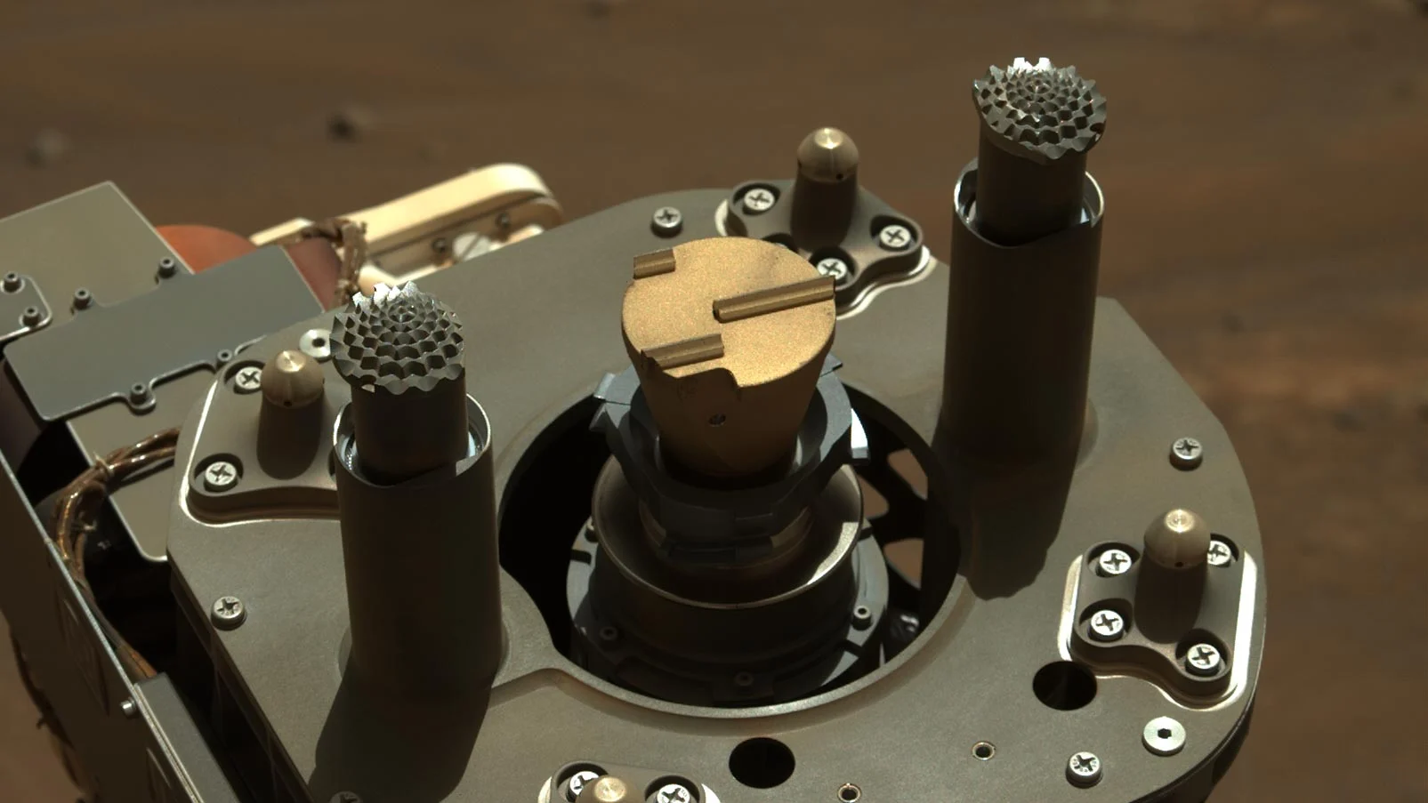 Золотистый абразивный наконечник Perseverance занимает центральное место на этом снимке сверла марсохода, сделанном инструментом Mastcam-Z 2 августа 2021 года, на 160-й день миссии на Марс.