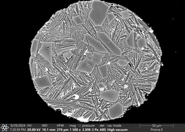 Фрагмент метеорита, содержащий оливин, найденный «Чанъэ-6» на обратной стороне Луны.