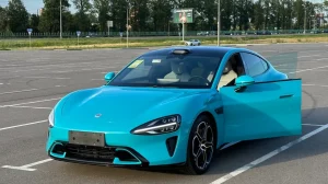 В Китае электромобиль Xiaomi SU7 самопроизвольно начал движение