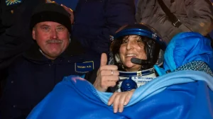 Почему астронавтов НАСА унесут на носилках после возвращения из космоса