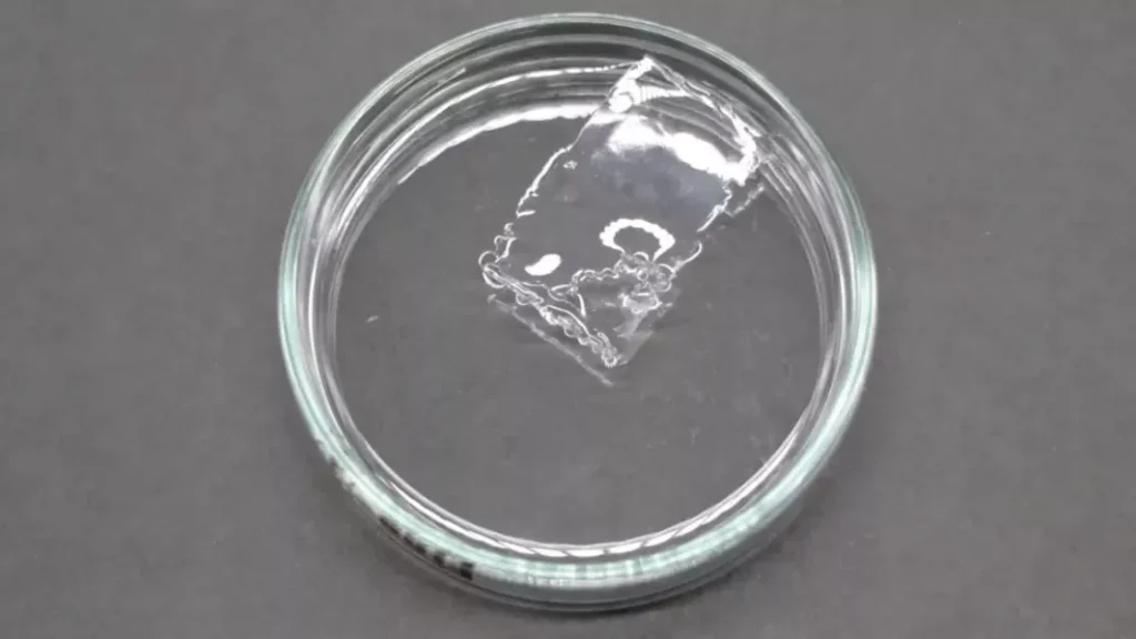 Японцы изобрели пластик, который растворяется в море за пару часов