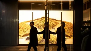 Компании массово возвращают уволенных сотрудников после неудачного внедрения ИИ