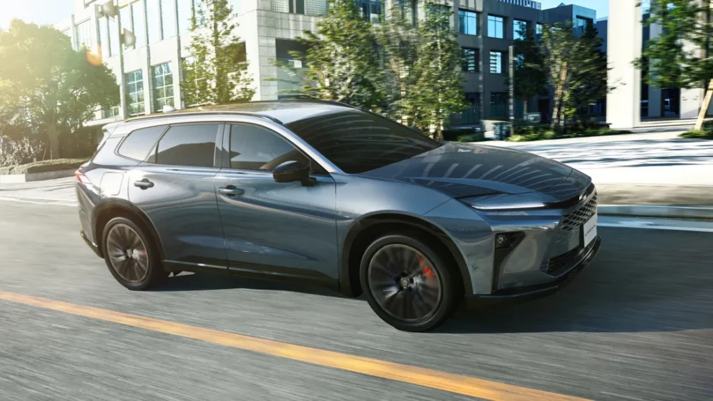 Toyota переходит на китайский софт: новый электрокар получил HarmonyOS от Huawei