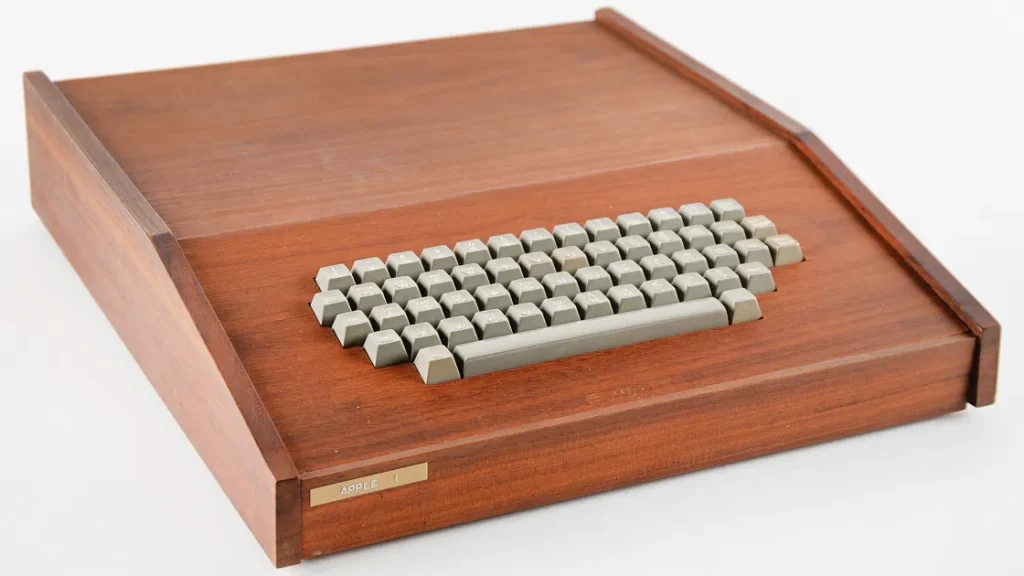 Раритетный компьютер Apple-1 в деревянном корпусе выставлен на аукцион за 300 000$