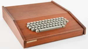 Раритетный компьютер Apple-1 в деревянном корпусе выставлен на аукцион за 300 000$