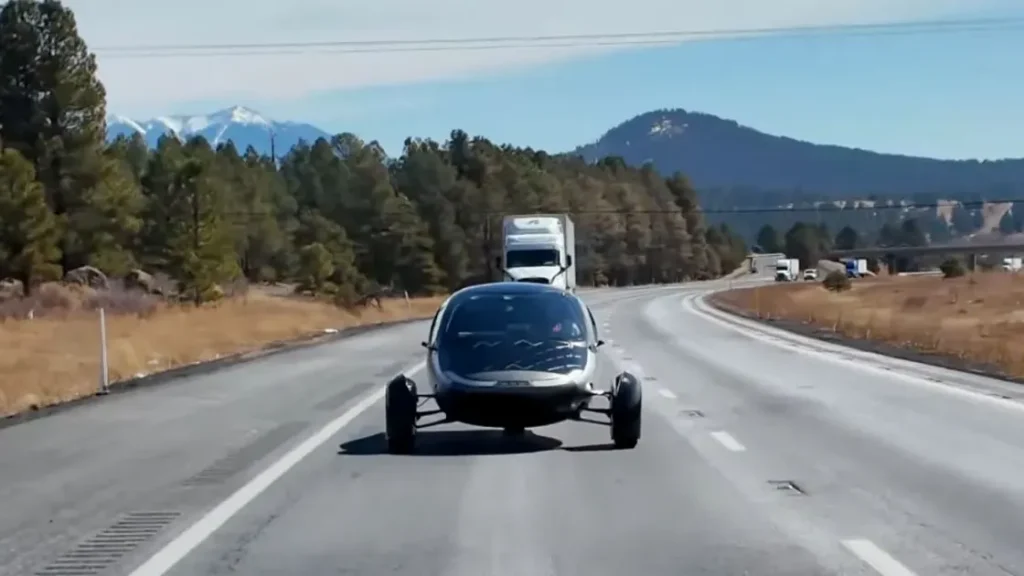 Электромобиль на солнечной энергии проехала 500 км без подзарядки