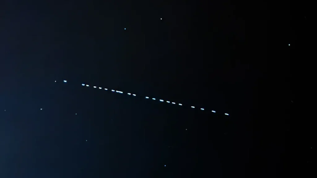 Многие люди ошибочно принимают спутники Starlink Илона Маска за НЛО