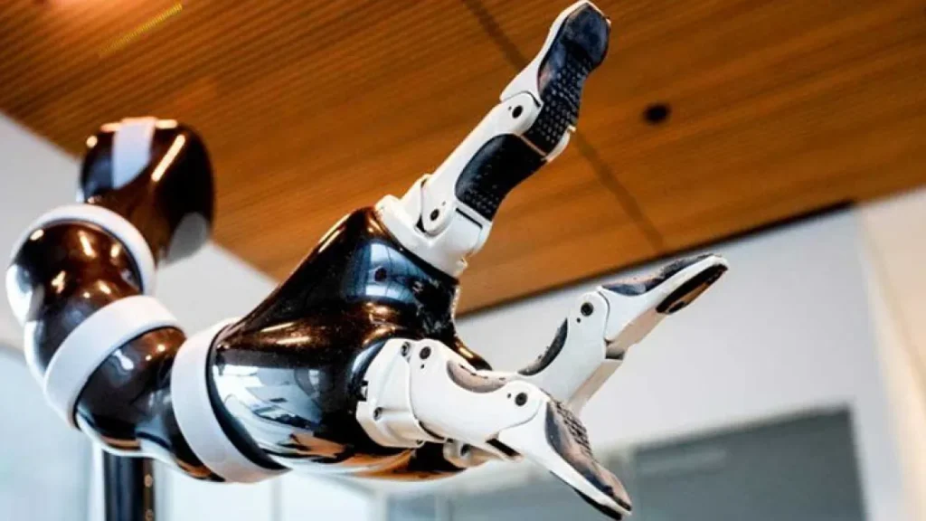 Парализованному мужчине установили роботизированную руку управляемую силой мысли