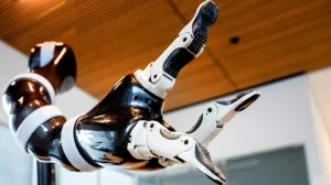 Парализованному мужчине установили роботизированную руку управляемую силой мысли