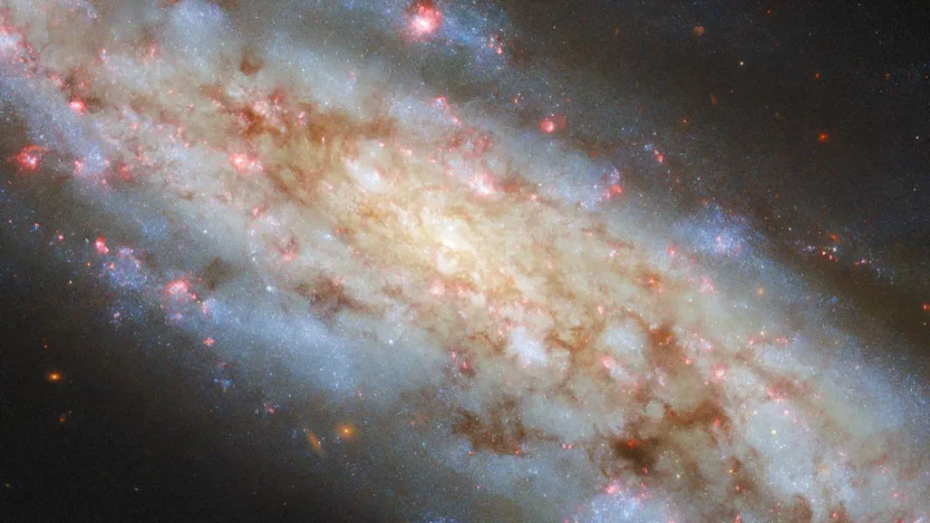 Hubble запечатлел галактику-балерину: рождение звёзд в спиральном танце