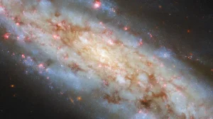 Hubble запечатлел галактику-балерину: рождение звёзд в спиральном танце