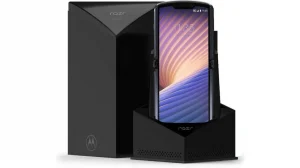 Amazon вскрывает коробки с новыми Motorola Razr 5G перед отправкой