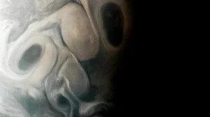 Аппарат NASA Juno заснял жуткое лицо на Юпитере