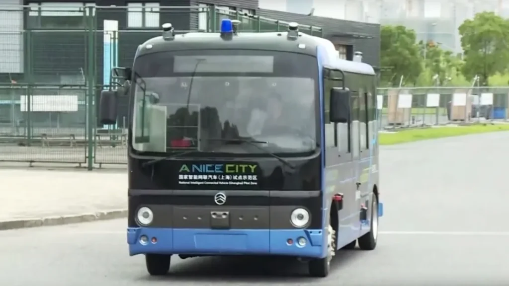 Автобус-беспилотник проходит тесты в Шанхае