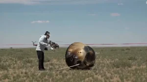 Беспилотный аппарат "Чанъэ-6" успешно доставил грунт с обратной стороны Луны