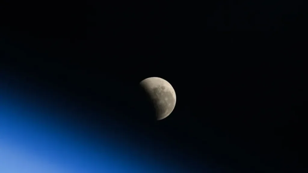 Астронавты МКС сняли уникальное видео лунного затмения из космоса