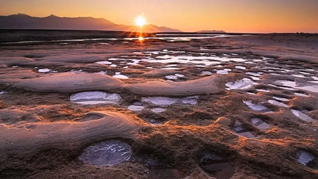 Данные аппарата NASA Mars Reconnaissance показывают — вода текла на Марсе не так давно
