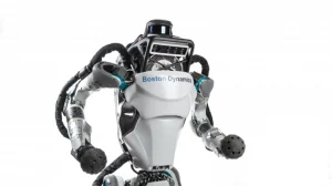 Двуногий робот делает сальто назад