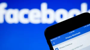 Facebook продолжает войну с Apple