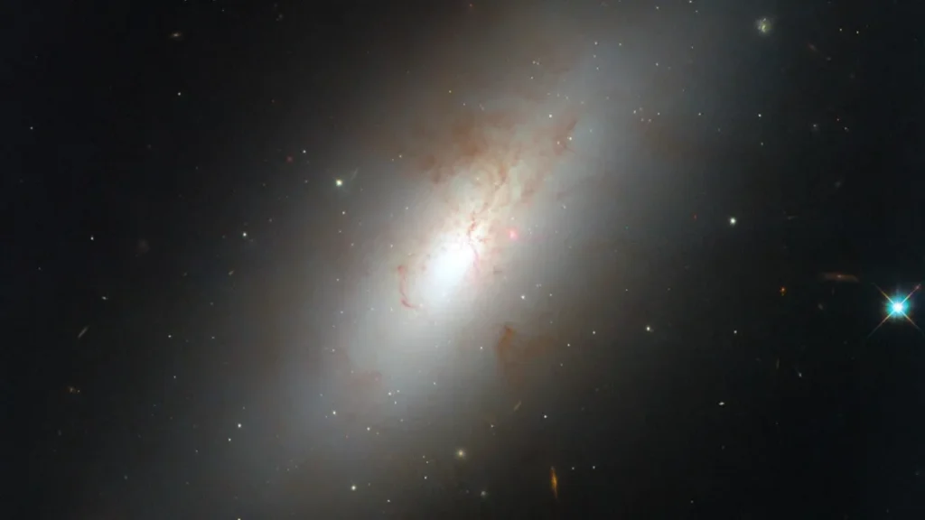 Hubble запечатлел галактику, которая не поддается классификации