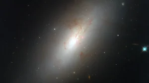 Hubble запечатлел галактику, которая не поддается классификации