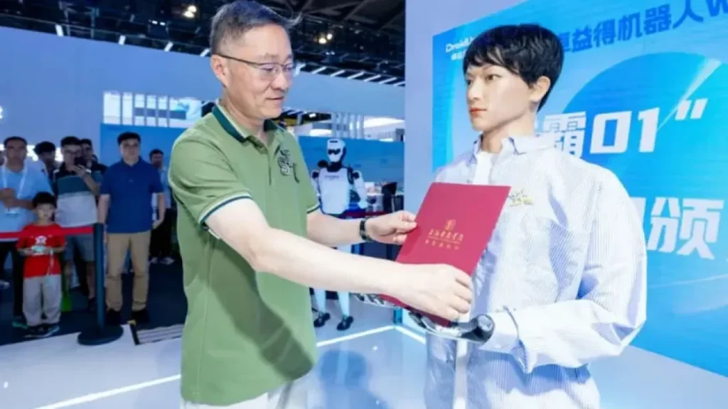 В Китае человекоподобный робот поступил в театральную аспирантуру