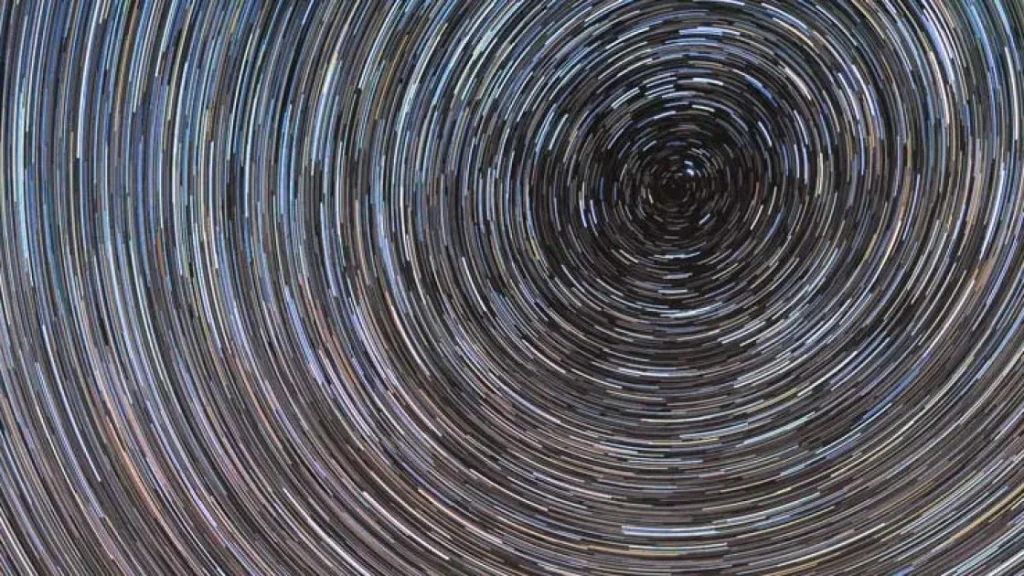 Может ли вся Вселенная крутиться? Учёные предложили смелое объяснение космического парадокса