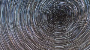 Может ли вся Вселенная крутиться? Учёные предложили смелое объяснение космического парадокса