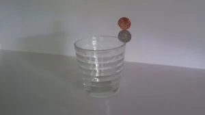 Как эти монеты игнорируют гравитацию?