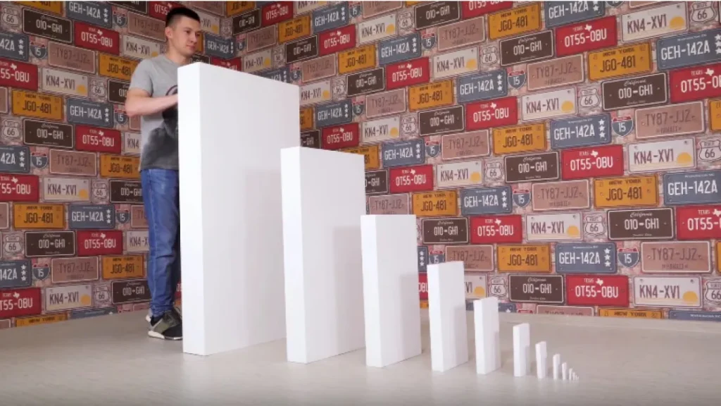 Как крошечной доминошкой опрокинуть огромную?