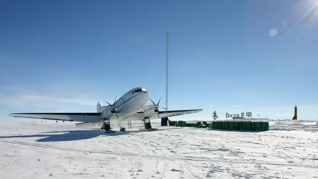 Кто живет в озере под 4 километрами льда