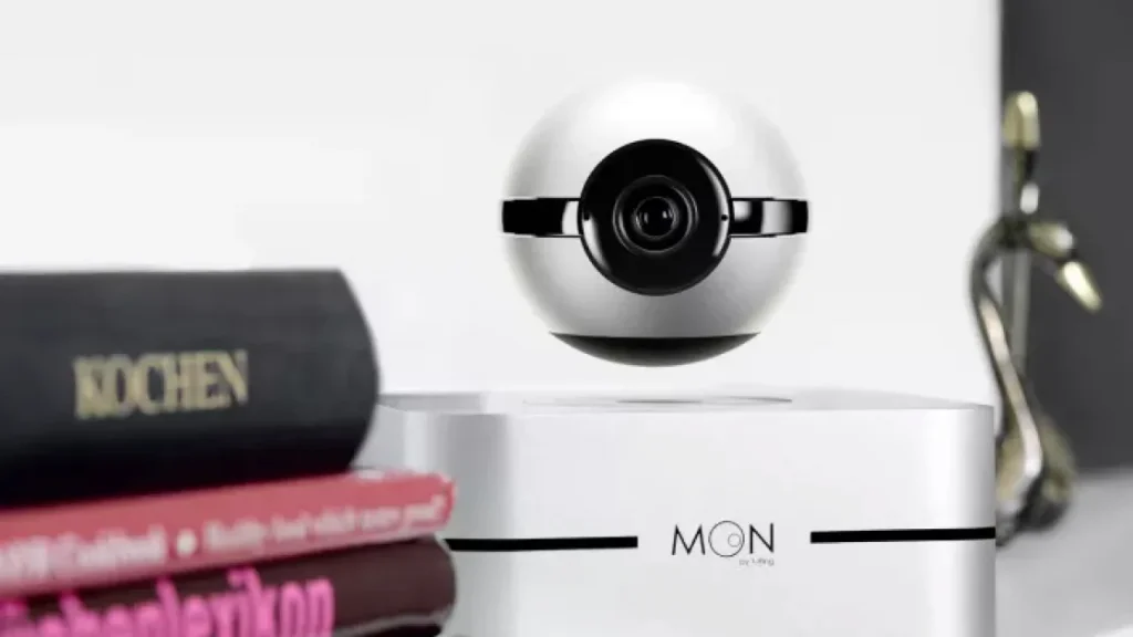 Летающая камера-Луна поворачивается вслед движению