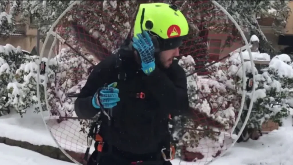 Лыжник с моторчиком произвел фурор в испанском городке