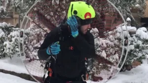 Лыжник с моторчиком произвел фурор в испанском городке