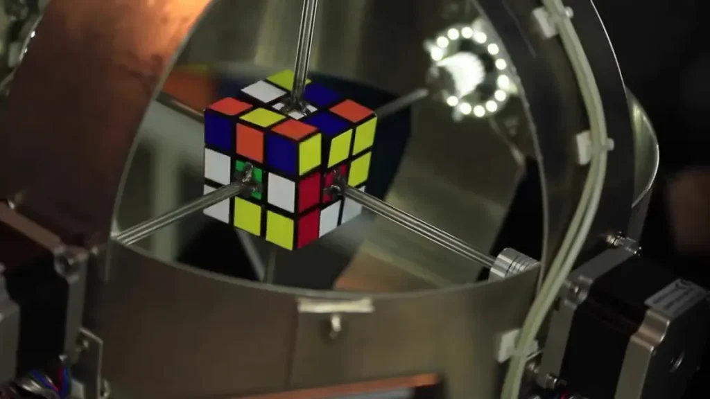 Студенты создали настоящего чемпиона по скорости сборки кубика-Рубика