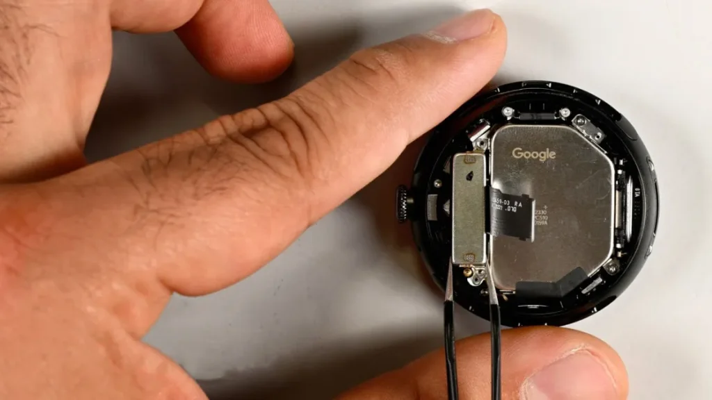 Google Pixel Watch 4 получили высшую оценку ремонтопригодности